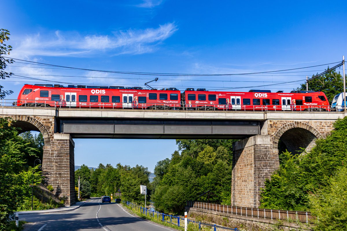 MiraOpavak's tweet photo. 🚈 Jednotka 650 233 (RegioPanter), dopravce České dráhy, s reklamním celovozovým polepem na integrovaný dopravní systém ODIS.
📆 21. června 2025
@ceskedrahy_ @Spravazeleznic @KrajMsk #vlaky #vlaky #zeleznice #train #Ceskedrahy #RegioPanter #Moravskoslezskykraj #ODIS https://t.co/fEuIGTHlFG