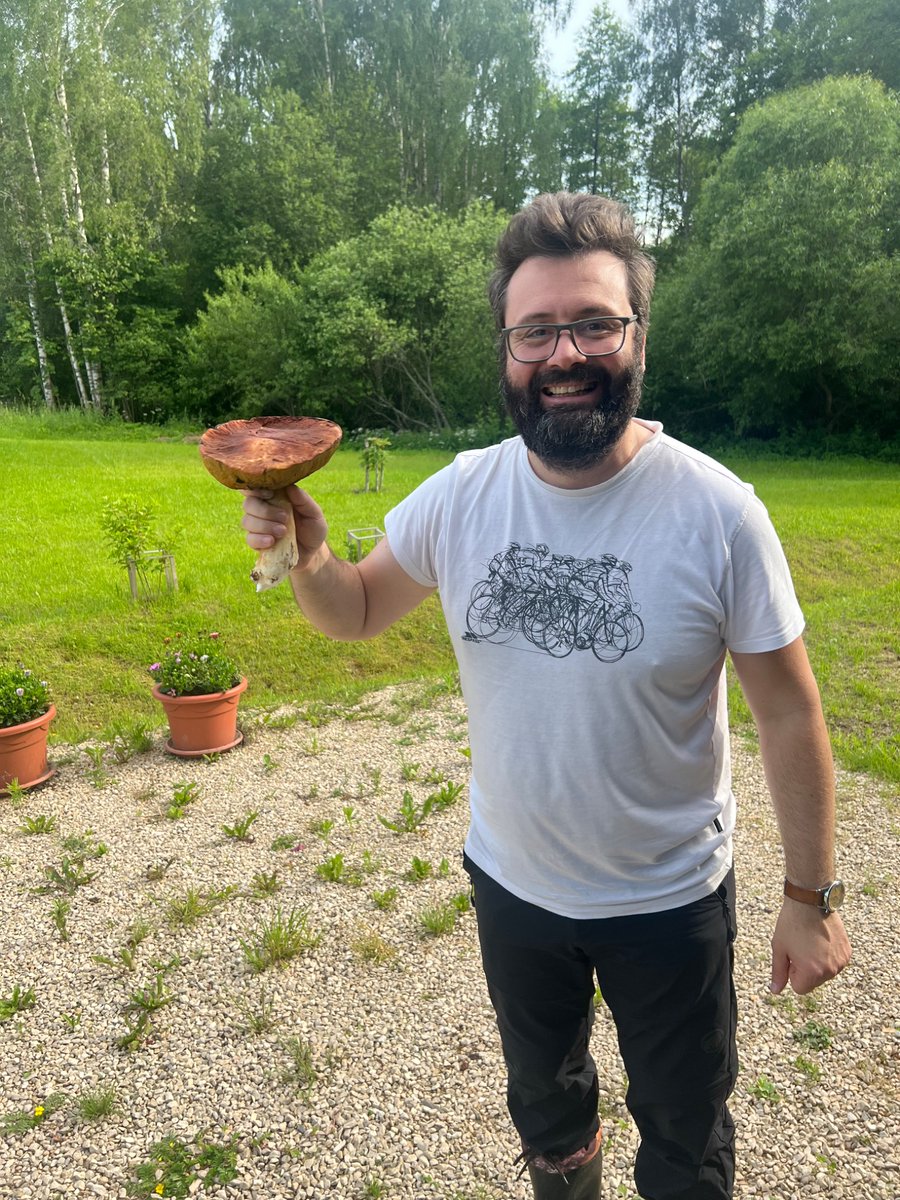 I was running second in today chanterelles picking competition, but the huge porcini at the end put me on the pedestal.