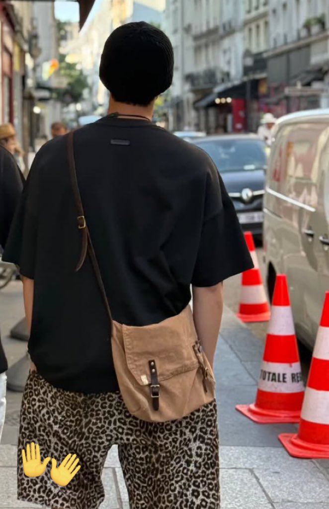 📸  │ Da mesma saga de me empresta aí mano; temos o Joonie e o Yoon dividindo a mesma camisa (a qual julgo se tratar de um conjunto) 🤭😆🤣

Em That That #SUGA só pediu a blusa 🤭🤣💜

🐳 #RM #SUGA #BTSRM