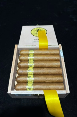 LiyaMaria1986's tweet photo. Trinidad Media Luna 🇨🇺 Hand-rolled Cuban cigar with a braided cap, rich medium-full body. Espresso, cedar, citrus &amp; peppery finish. A compact powerhouse in 115mm. 🍂🔥 #FL #NV #CA #USA #cigar #CubanCigar #Trinidad https://t.co/G7Mv2o4M4J