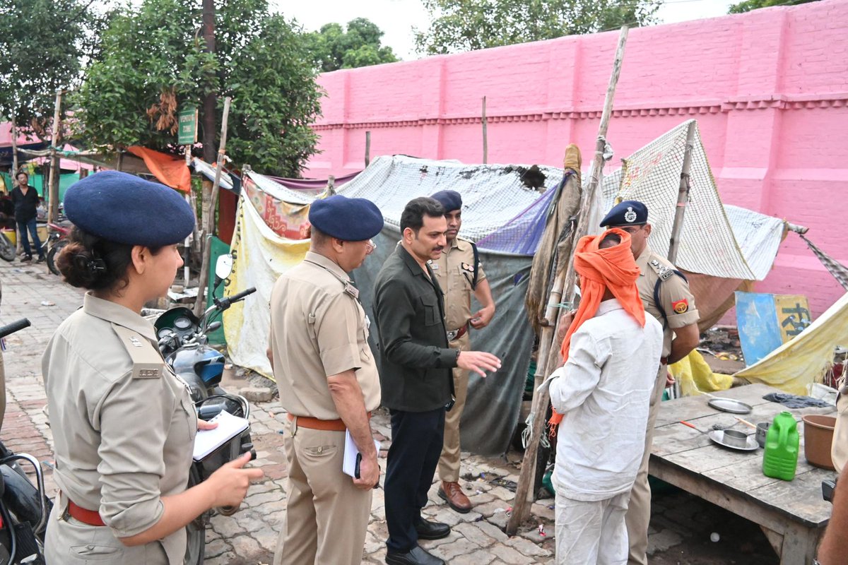 #CP_VNS <a href="/mhtagarwal/">Mohit Agarwal, IPS</a> द्वारा शहर क्षेत्र का भ्रमण कर किया गया पैदल गश्त, यातायात व्यवस्था के दृष्टिगत प्रस्तावित अस्थायी वेन्डिंग जोन का किया गया निरीक्षण ।

#FootPatrolling 
#UPPolice
#policecommissioneratevaranasi