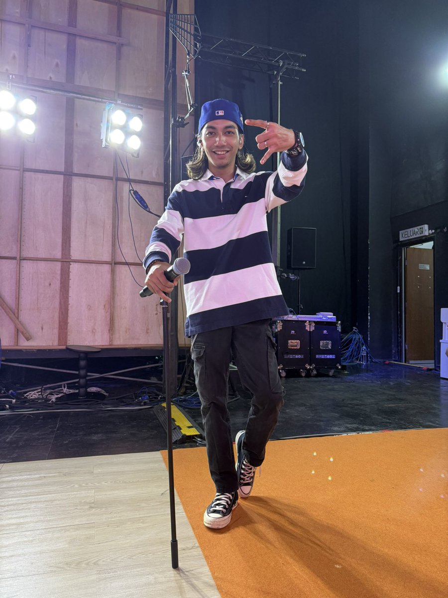 NISHersFC's tweet photo. Done Soundcheck for #Saksama Week 2! ✅ Our #Nishman ready to perform nampaknye! Gudluck si comel Nishman! Buat yg terbaik okay? Nanti #NISHers yg hadir jgn lupa sorak &amp; jerit kuat2 okay?🥳🤩
#Verstylo
#TeamNishman
#RaiseTheStarMalaysia
#RaiseTheStarMy
#AstroRia
#AstroGempak https://t.co/0lW1FdbBUe