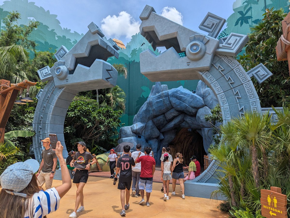 JasonTCV's tweet image. Donkey Kong Country was really awesome! The Mine Cart Madness is a really fun line too! (Waited 60 minutes)