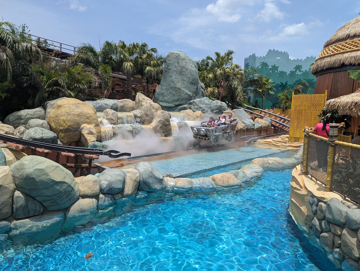 JasonTCV's tweet image. Donkey Kong Country was really awesome! The Mine Cart Madness is a really fun line too! (Waited 60 minutes)