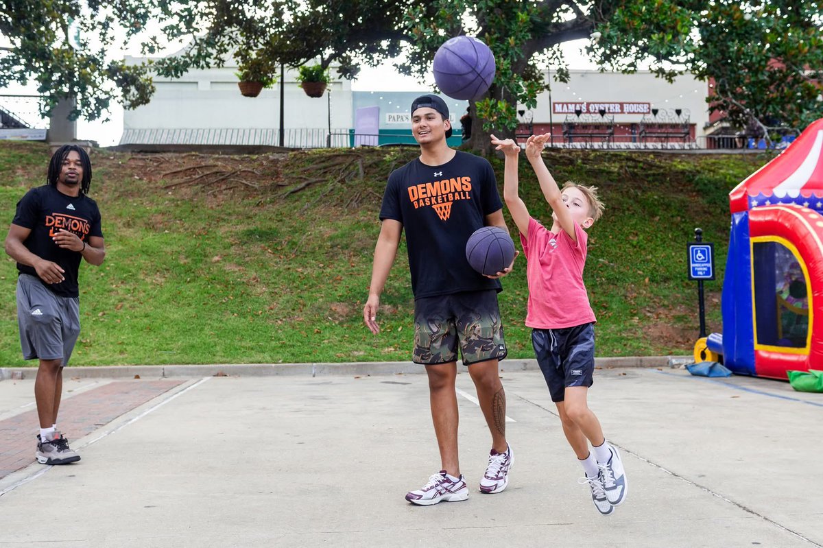 NSUDemons's tweet image. Having a great weekend with @LaSportsHall! 🤘🔥