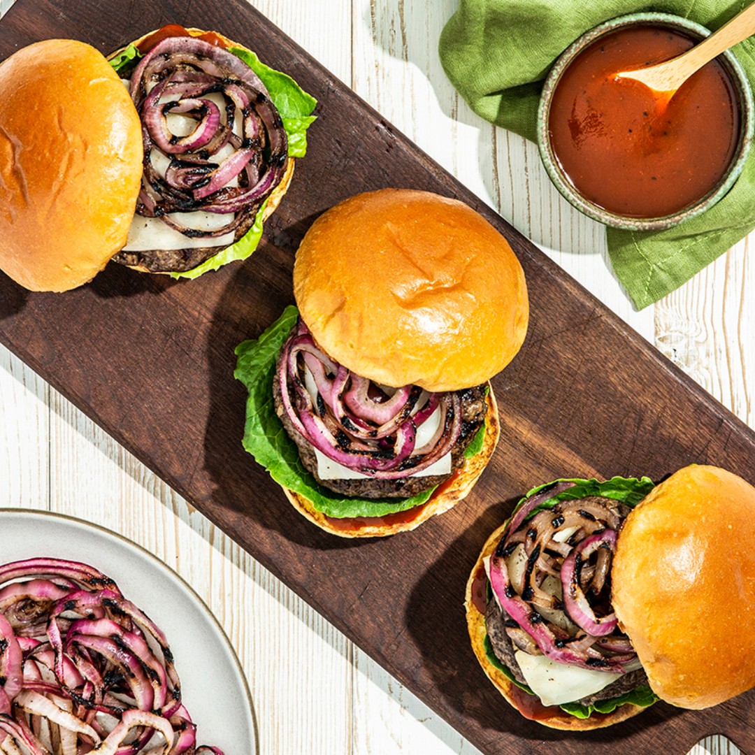 🔥 Grilled Tanimura &amp; Antle Artisan® Sweet Italian Red Onions add a bold, caramelized sweetness that makes every bite unforgettable. Now this is how you build a better burger! Make it yourself here 👇 bit.ly/3YXQwbz

#taproduce #freshproduce #recipe #4thofjuly