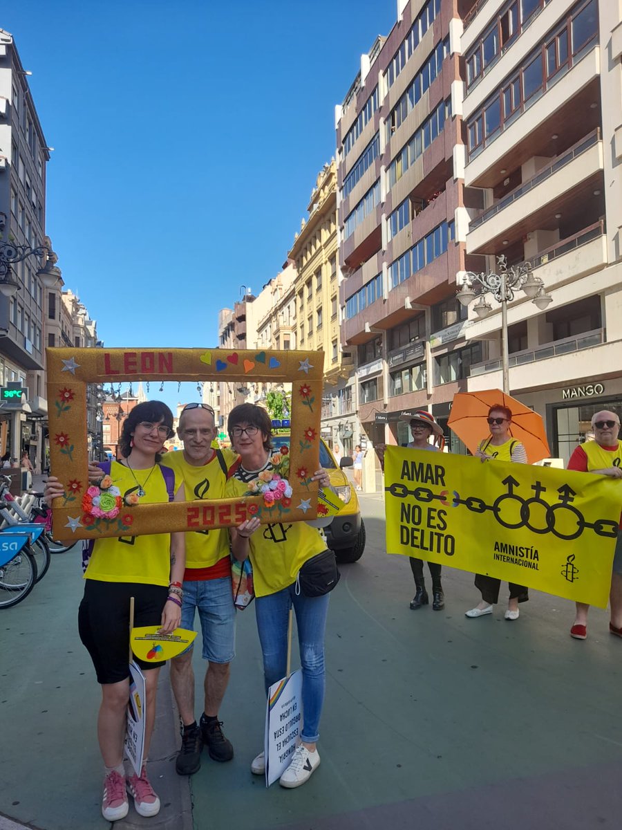 AmnistiaLeon's tweet photo. Manifestación del #orgullo en #LeonEsp "Orgullo libre y Transversal".
Recordando q Hungría debe permitir q las personas LGBTIQ+ puedan marchar libremente y defender sus derechos pacíficamente, sin intimidación, acoso ni violencia #PermitanElOrgullo #LetPrideMarch @amnistiaespana https://t.co/ICRtWeg3SP