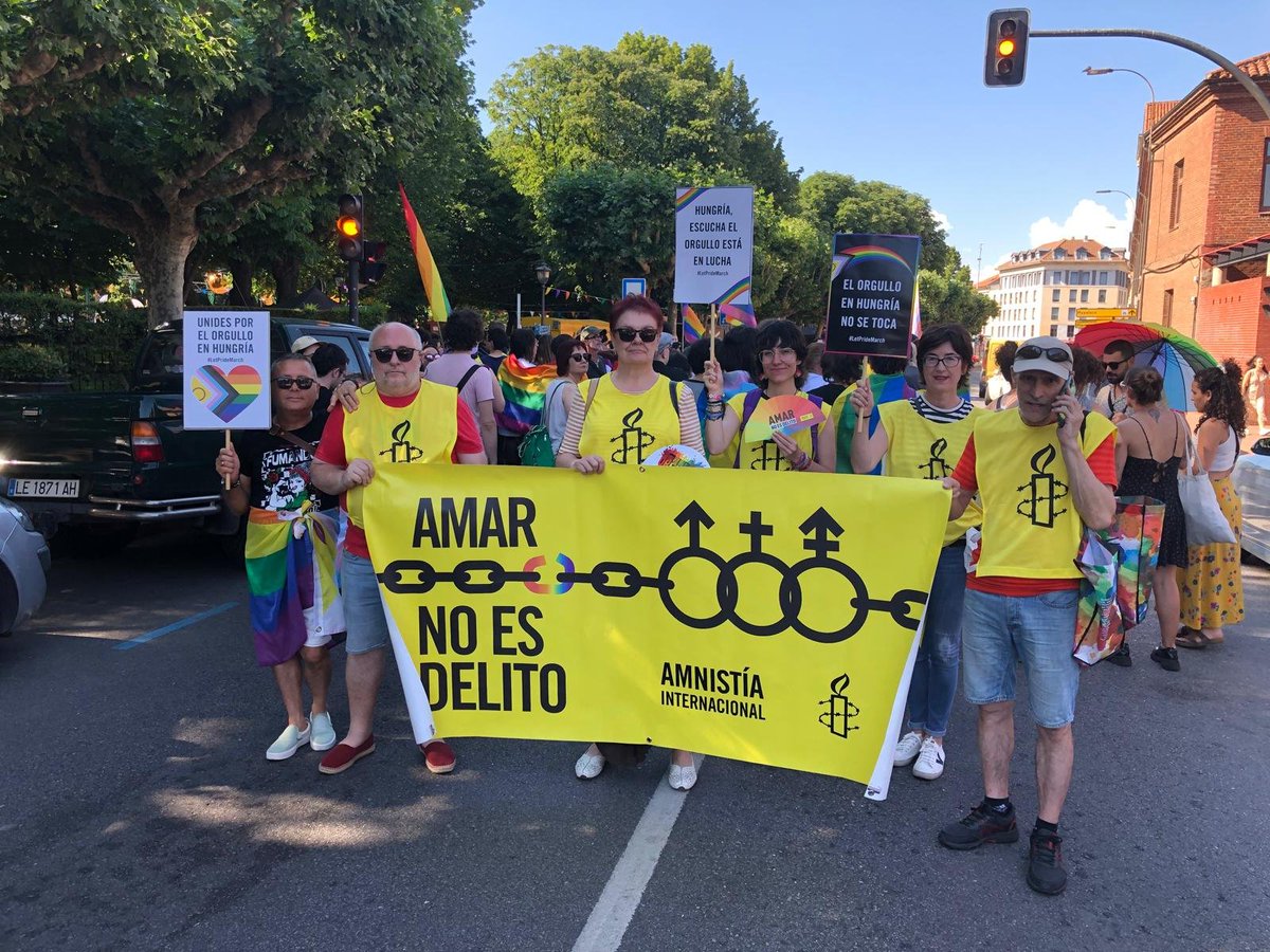 AmnistiaLeon's tweet photo. Manifestación del #orgullo en #LeonEsp "Orgullo libre y Transversal".
Recordando q Hungría debe permitir q las personas LGBTIQ+ puedan marchar libremente y defender sus derechos pacíficamente, sin intimidación, acoso ni violencia #PermitanElOrgullo #LetPrideMarch @amnistiaespana https://t.co/ICRtWeg3SP