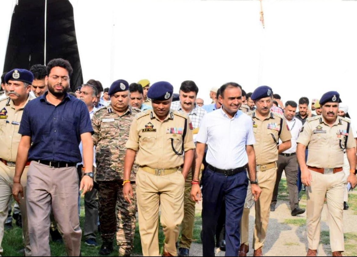 Divisional Commissioner, Jammu, Ramesh Kumar &amp; IGP, Bhim Sen Tuti visited Yatri Niwas, Bhagwati Nagar &amp; Railway Station, Jammu to review final arrangements for Shri Amarnathji Yatra 2025.

Directed officials for ensuring all necessary steps on ground for facilitating Yatris.