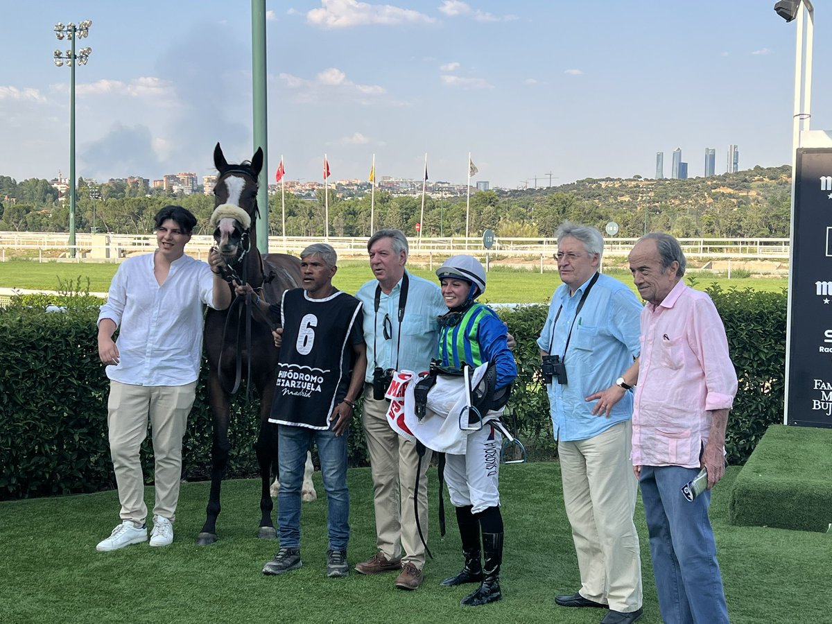 Enhorabuena a la Cuadra Celso Méndez por la victoria de Sila Greca (Al Wukair) en el Premio El Señor (1977/1978) Patrocinado por <a href="/marca/">MARCA</a>. Preparación de Manuel Álvarez y monta de <a href="/DenisaSikorov4/">Denisa Sikorová</a>. 🏇🏆
