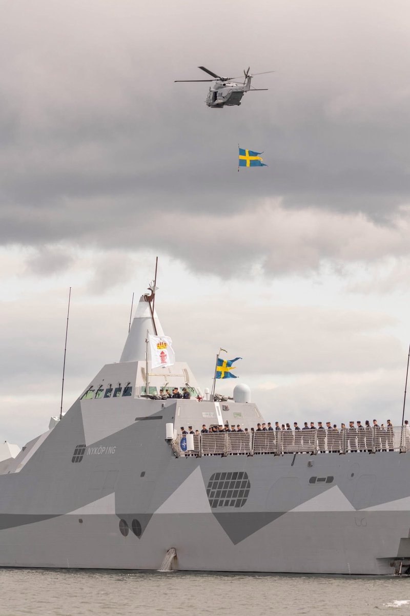 Swedish_Navy's tweet photo. Igår kastade HMS Nyköping loss för att under en månad ingå i Natostyrkan @COM_SNMG1. Det är det tredje fartyget Sverige ställer under Natobefäl under 2025. Tillsammans med övriga i styrkan skyddar de bland annat kritisk undervattensinfrastruktur. #WeAreNATO   #StrongerTogether https://t.co/IpJVHBWKka