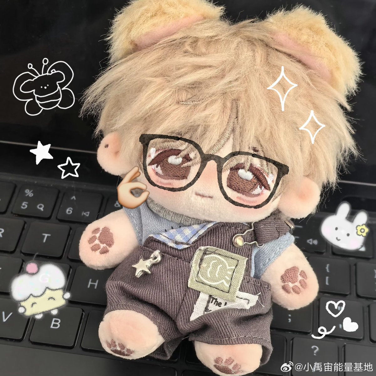 Arika_0323's tweet photo. This plush doll looks so much like Zhang Zeyu! Its fluffy hair, cute outfit, and those adorable details make it super lovely. It's like a mini version of him, so endearing!💚💚💚

#zhangzeyu张泽禹
#ZhangZeYu 
#张泽禹 https://t.co/MeHOAyHFq1