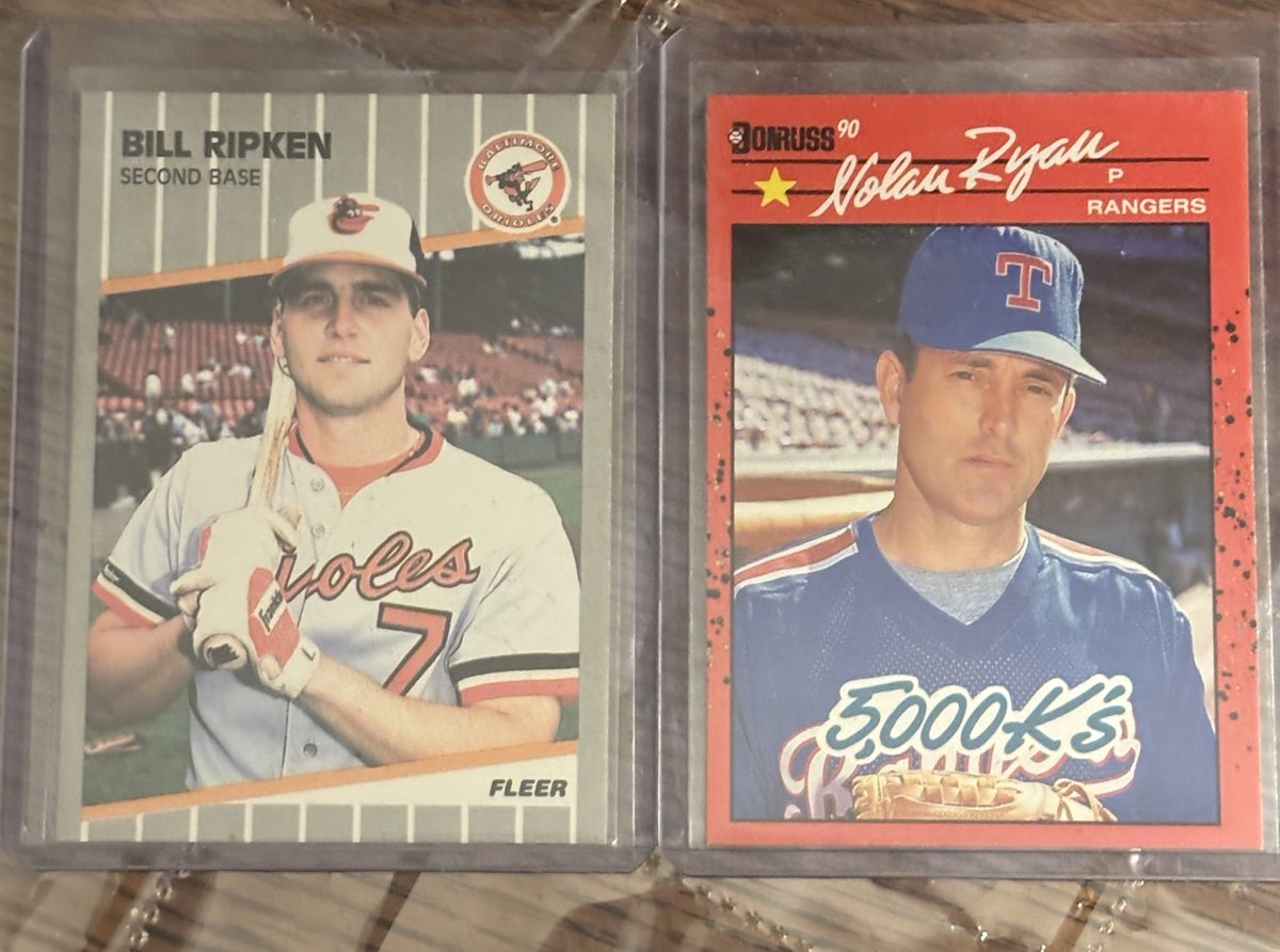 TL_Cards's tweet photo. Pumped the brakes on the cello packs and decided to go with the black scribble to add to my FF, black box collection. Nice little error card on the back of the Express also. @JunkWaxHeroes @CardPurchaser https://t.co/v0pMeq0ZUN