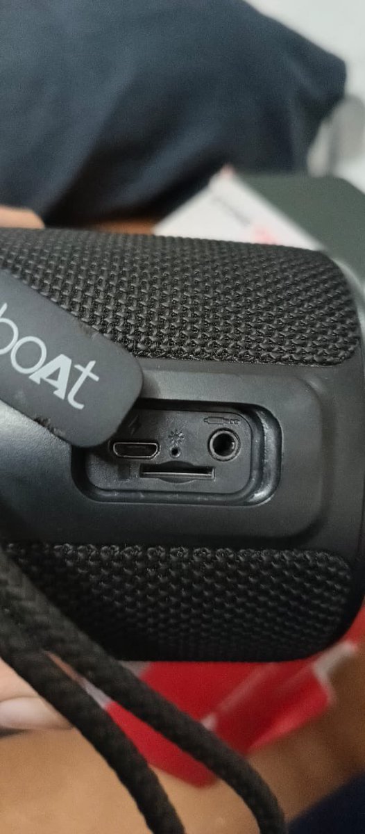 iamchintanbhatt's tweet photo. Hey @letsblinkit, I ordered a boAt Stone 350 speaker today and received a used and damaged product. Really disappointed. Please look into this and help with a refund. Please find attached photos #CustomerSupport https://t.co/GUt96zf0hc