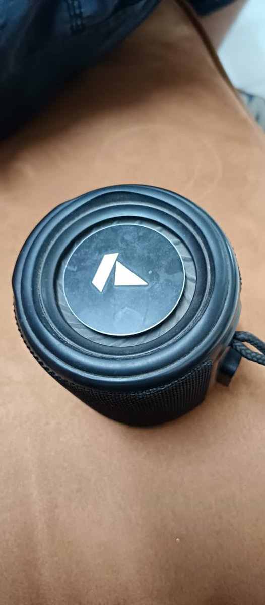 iamchintanbhatt's tweet photo. Hey @letsblinkit, I ordered a boAt Stone 350 speaker today and received a used and damaged product. Really disappointed. Please look into this and help with a refund. Please find attached photos #CustomerSupport https://t.co/GUt96zf0hc