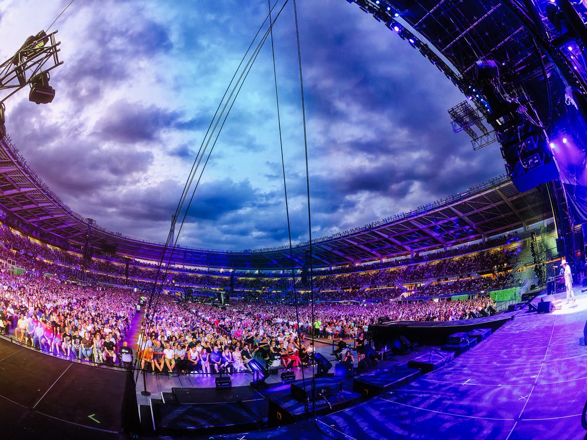 ZuccheroSugar's tweet photo. Padova ci stiamo scaldando…
Tra poco on stage allo Stadio Euganeo!
Intanto preparatevi con le immagini dello show allo Stadio Olimpico di Torino.

Ph @SteBrovettoPh 
#ZuccheroInArena #ZuccheroLive #OverdoseDAmoreWorldTour https://t.co/yQOb7EuxiU