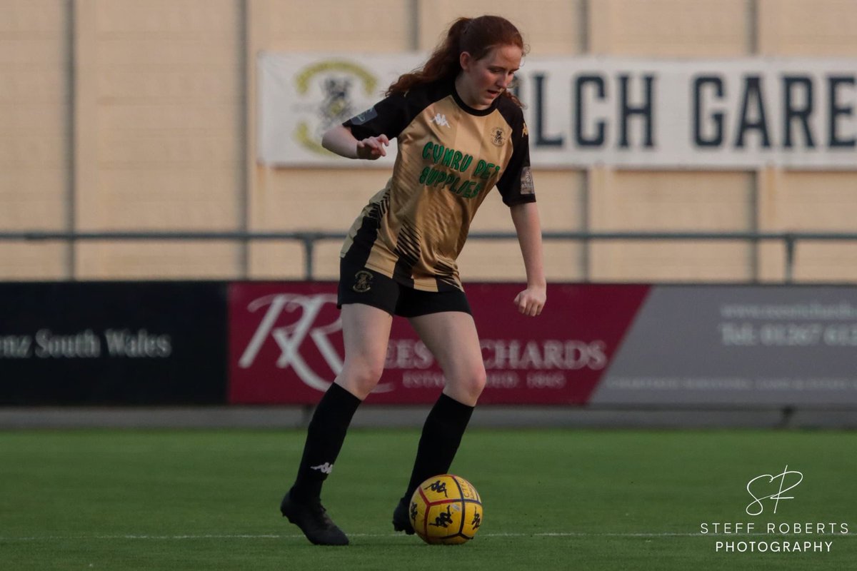 Everyone at Carmarthen Town FC Women would like to wish Mia a happy birthday, hope you had a great day Mia!

@steffrobertsphotography 

#UnHenAur #OneOneGold