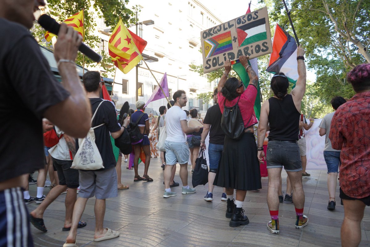 Endavant OSAN (@endavant_osan) on Twitter photo 🏳️⚧️🏳️🌈 Més de 10.000 persones a la manifestació del 28J organitzada per la <a href="/CridaLGBTI/">Crida LGBTI ✊🏳️🌈🇵🇸</a> i altres col·lectius anticapitalistes
El nostre orgull és lluitar per la nostra llibertat i la llibertat de totes. Amb plomes, ungles i dents; existim, resistim 🏳️⚧️🏳️🌈 Més de 10.000 persones a la manifestació del 28J organitzada per la <a href="/CridaLGBTI/">Crida LGBTI ✊🏳️🌈🇵🇸</a> i altres col·lectius anticapitalistes
El nostre orgull és lluitar per la nostra llibertat i la llibertat de totes. Amb plomes, ungles i dents; existim, resistim