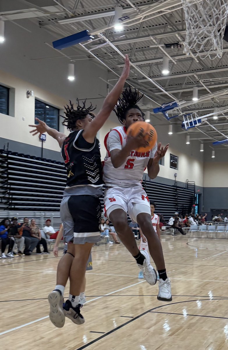 NorfolkKnights's tweet photo. Saint Michael Catholic HS 6’4 2026 Amir Savage with the crafty finish. He’s an electrifying playmaker; explosive and quick, a dynamic finisher. Amir earned All State honors this past season. #BigShots #ECLShowcase @BigShotsToday @BigShotsGlobal https://t.co/bzpKciNGEW
