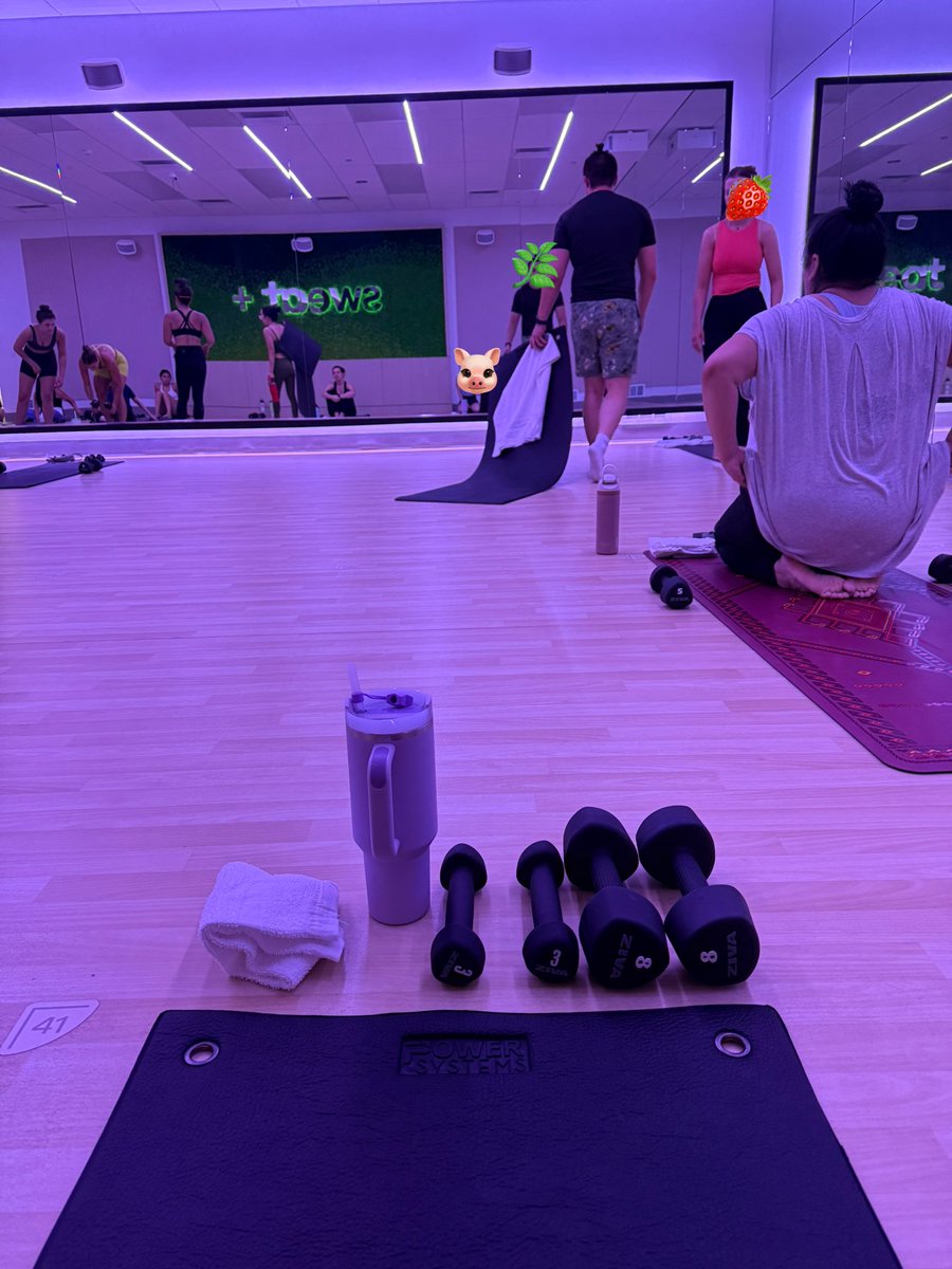 novmbr_nam's tweet image. 朝からホットヨガでスッキリ。
先生にフットネイルきゃわわわ！て褒められた嬉💗 名前覚えてくれてるのほんとすき。あと今日のクラスは高身長のお姉さんたちがいたんだけど、1人はマッチョで背中鬼だった🦍ｶｯｺﾖ🥹

Have a great weekend♡♡
 #hotyoga  #sweat