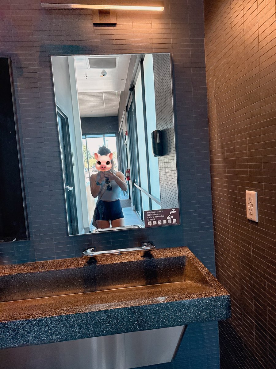 novmbr_nam's tweet image. 朝からホットヨガでスッキリ。
先生にフットネイルきゃわわわ！て褒められた嬉💗 名前覚えてくれてるのほんとすき。あと今日のクラスは高身長のお姉さんたちがいたんだけど、1人はマッチョで背中鬼だった🦍ｶｯｺﾖ🥹

Have a great weekend♡♡
 #hotyoga  #sweat