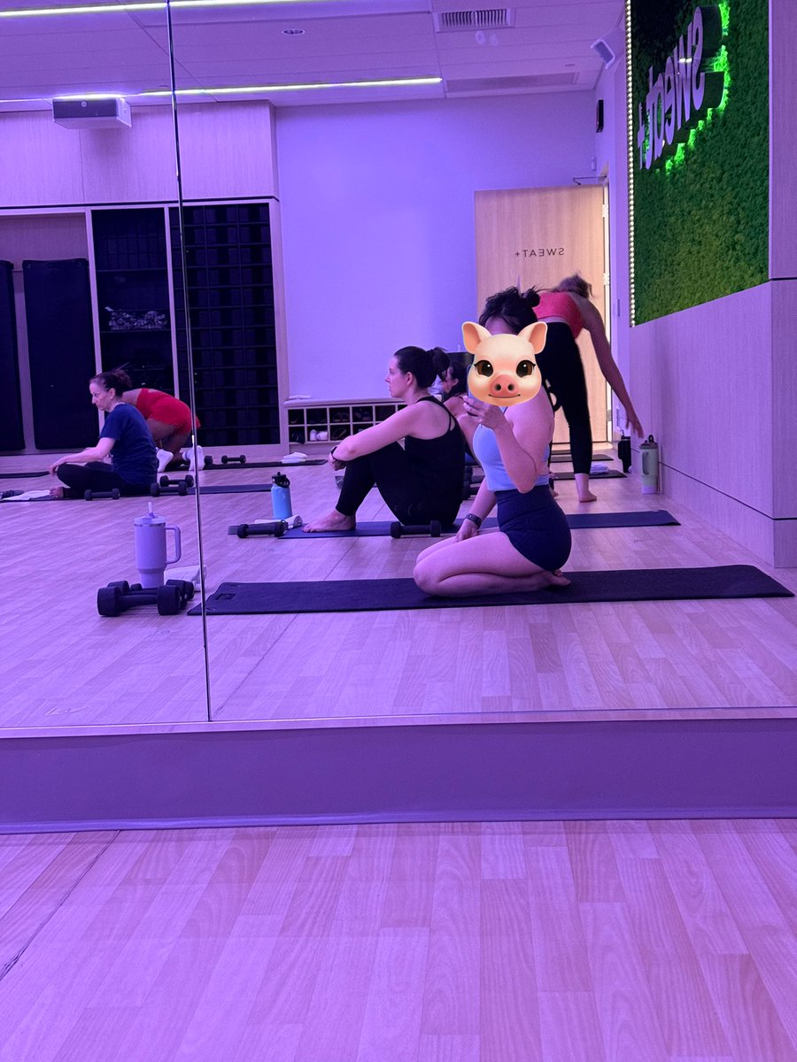 novmbr_nam's tweet image. 朝からホットヨガでスッキリ。
先生にフットネイルきゃわわわ！て褒められた嬉💗 名前覚えてくれてるのほんとすき。あと今日のクラスは高身長のお姉さんたちがいたんだけど、1人はマッチョで背中鬼だった🦍ｶｯｺﾖ🥹

Have a great weekend♡♡
 #hotyoga  #sweat