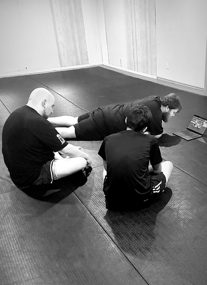 JeremyElliottNF's tweet image. Last night the crew studying some @Garry_Tonon Heel Hook finishing mechanics 🤙

#NoGi #Submission #Grappling