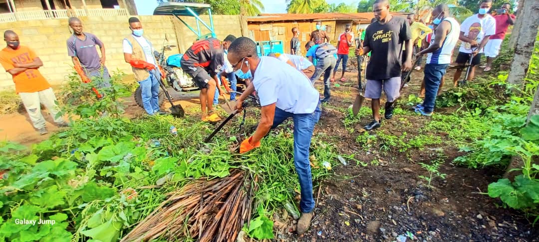 LeoneUnites's tweet photo. As part of our climate change intervention, Sierra Leone Unites  mobilized  youth groups to support cleaning activities through Clean Kambia Initiative. This venture  came as a result of the outcry  of the public in connection to the improper  waste management  in the district https://t.co/sDrs87XMs2
