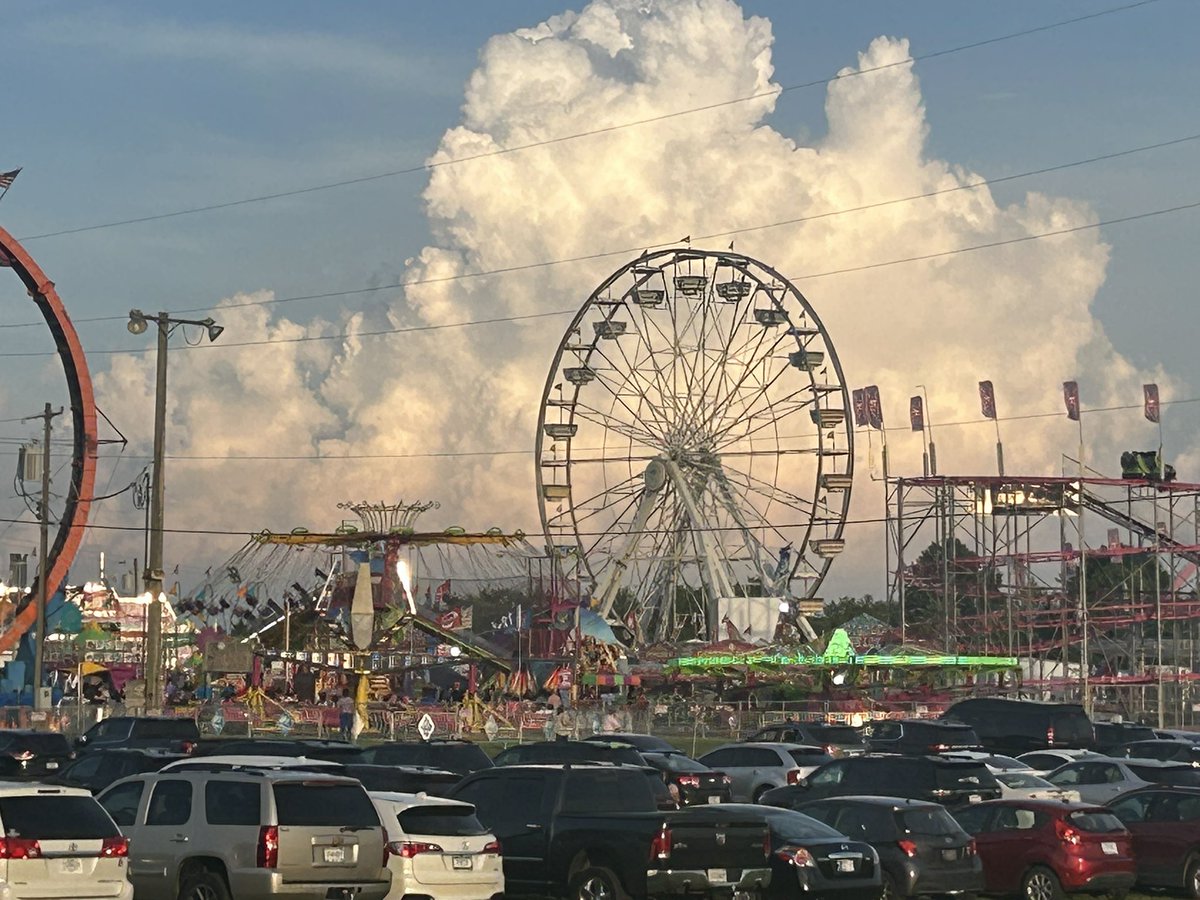 RafaelOnTV's tweet image. For the 2nd year @KaitlynReports
invited me to MC the Marion Co. Fair Queen scholarship event on Friday, 6/27. It is great to see Kaitlyn working with the ladies to magnify their talents and voices. She is fabulous in this role. Please support and enjoy the Marion County Fair.