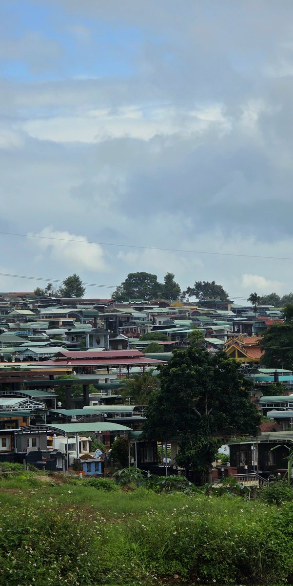 Вьетнамское кладбище. Хорошо когда есть крыша над головой