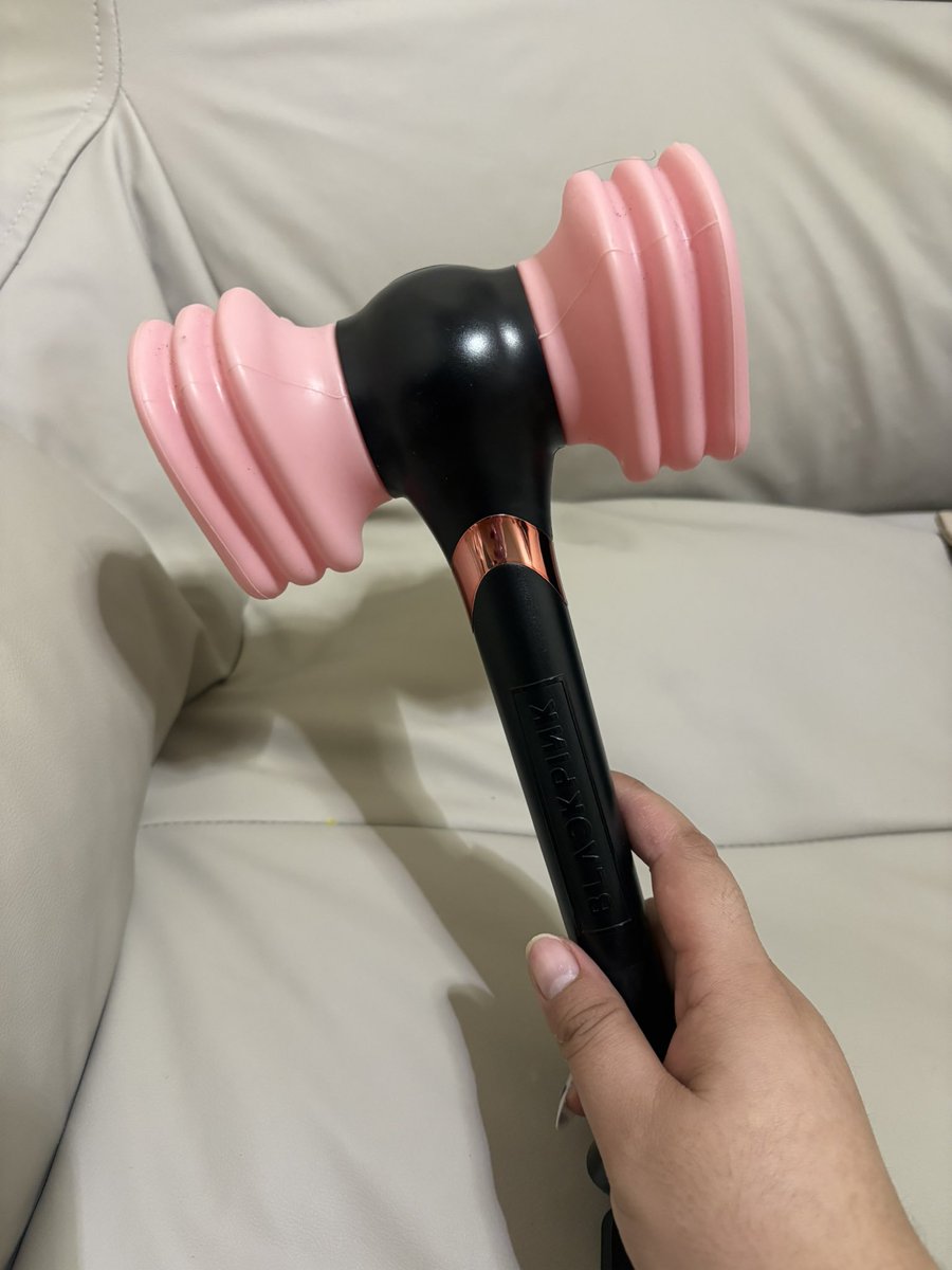wkq23's tweet photo. แท่งไฟ V1 สภาพดี 500รวมส่ง #ตลาดนัดblackpink #blackpinkth https://t.co/KYt9ZwvXo5