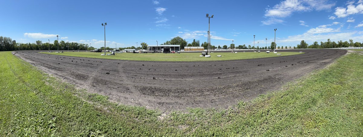 Blue skies, 80 degrees and a pit area full of race cars.

Saturdays don't get any better 😍