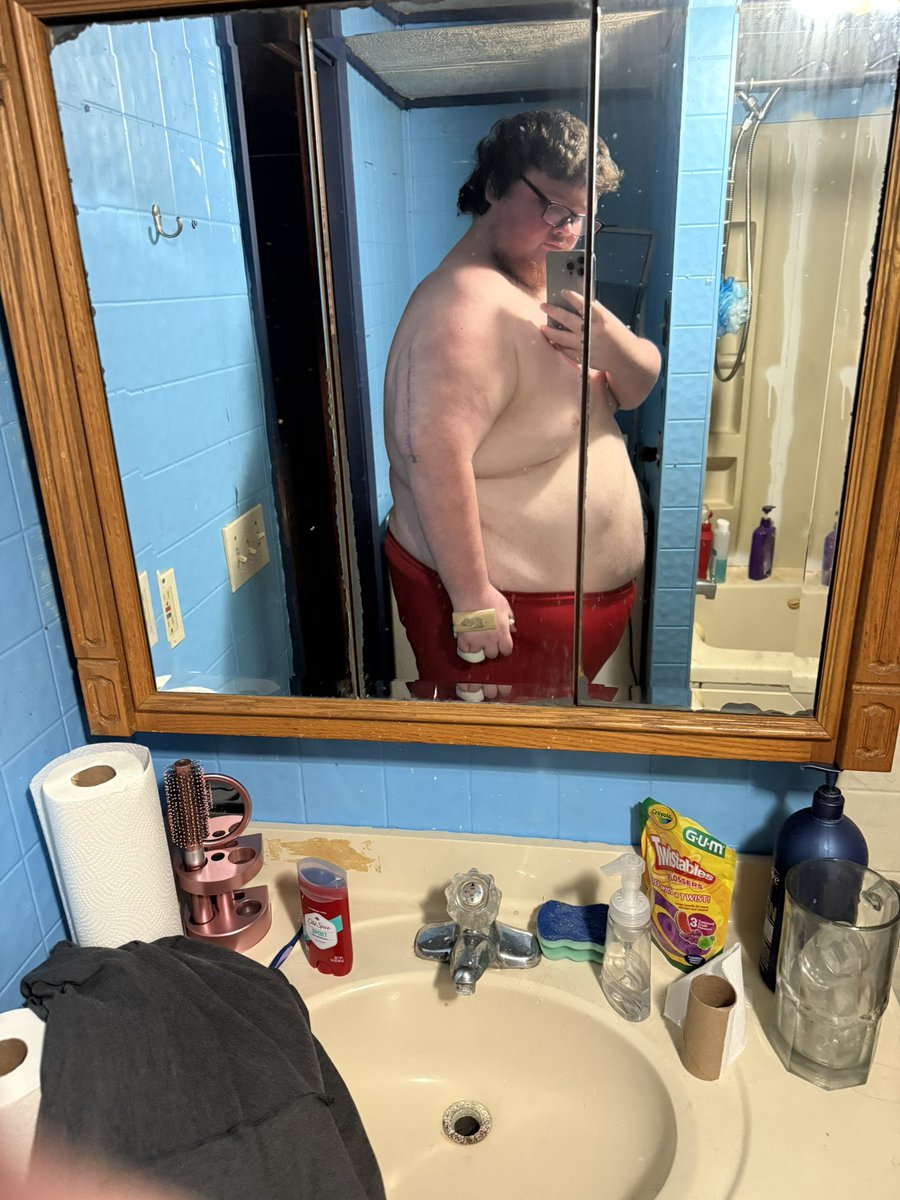 Jeff__Games's tweet photo. This is me today. Over the past year, I’ve made small efforts to try and lose weight. I’ve gotten inspiration from multiple people including a content creator that I won’t name for privacy reasons. I currently weigh 462 pounds. My first goal is 400 after that, 300. https://t.co/NND6EkCf3z