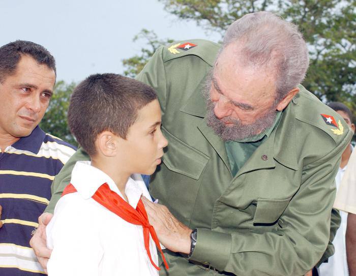sants_marc's tweet photo. Sou massa joves però fa 25 anys cridavem "Eliancito vuelve a tu pupitre". #Cuba #Balseros #Bloqueig
#Internacionalisme #eliangonzalez https://t.co/8BIRSbnn8C