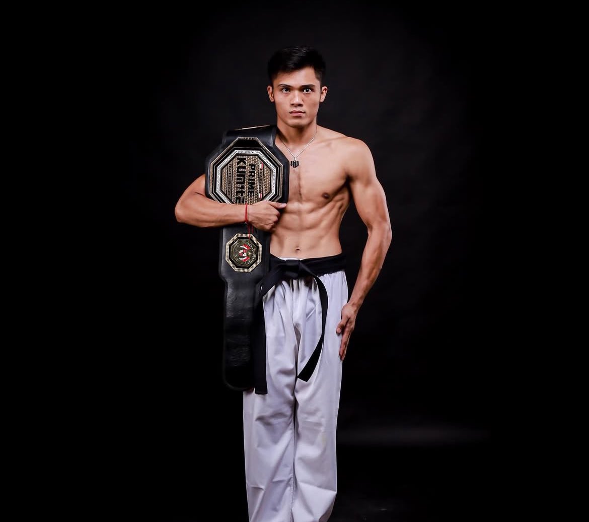PostSparkX's tweet photo. 🚨OFFICIAL : Aziz Calim " The Krauser " berhasil menjadi Juara Kickstriking National Title di Byon Combat 5. 🏆
Aziz Calim berhasil mengalahkan Kkajhe, Aziz Ronde 2 Definisi tenang tapi menghanyutkan😈👏
#byon5 #ByonCombat5 #byoncombatshowbiz #byoncombat https://t.co/bOV92uWKzU