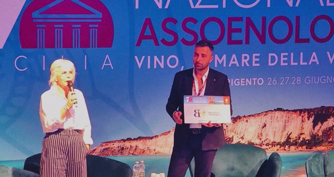 Bstrategies's tweet photo. 1/5
 “Il gioco si è fatto duro. E noi ci siamo.”
Dal Congresso Assoenologi di Agrigento, Silvana Ballotta lancia un messaggio chiaro al settore vitivinicolo: serve compattezza, visione e azione.
#vinoitaliano #Assoenologi #OCM #winebusiness https://t.co/ddJDE8TvvU
