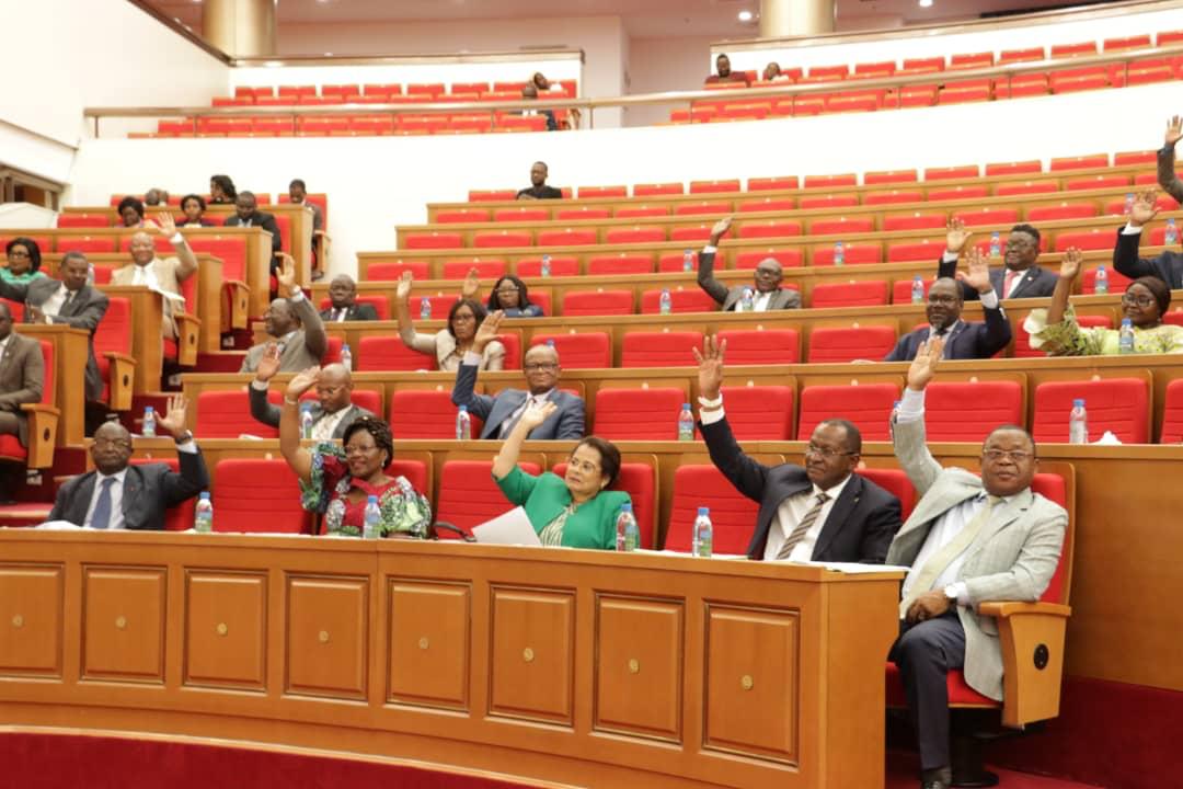 𝐓𝐫𝐚𝐯𝐚𝐮𝐱 🇬🇦|  La plénière dédiée aux questions orales adressées au gouvernement constitue un moment fondamental pour députés et ministres d'apporter des réponses claires au peuple, dixit Jean-François Ndongou, PANT.

 𝑙'𝑎𝑟𝑡𝑖𝑐𝑙𝑒 𝑖𝑐𝑖 👉: assemblee-nationale.ga/1-actualites-/…