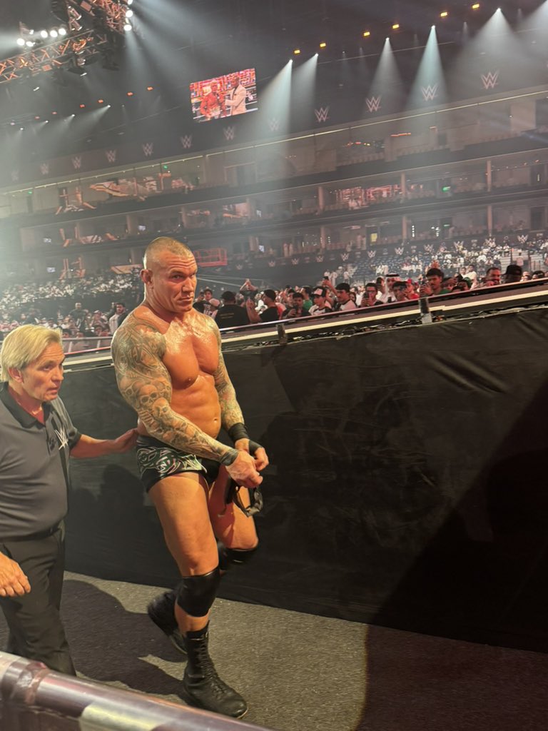 bigtimebecky_'s tweet photo. ماذا بيني وبينك!؟
لماذا ترفضينني يا كأس الذهب!؟ 
انا الذي فعلت كل شيء 💔

#WWENOC https://t.co/q6ZvPyIkHS
