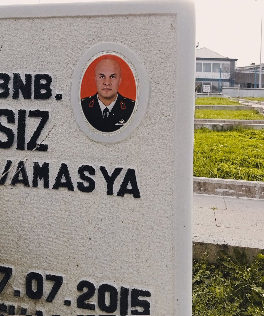 gelinciklerimiz's tweet photo. Eşiyle birlikte aracına binerken pusuya düşürdüler. Eşine siper oldu. Onu kurtardı, kendisi şehit oldu. 

Malazgirt İlçe Jandarma Komutanı Binbaşı Arslan Kulaksız (27 Temmuz 2015) https://t.co/pd9X213PKE