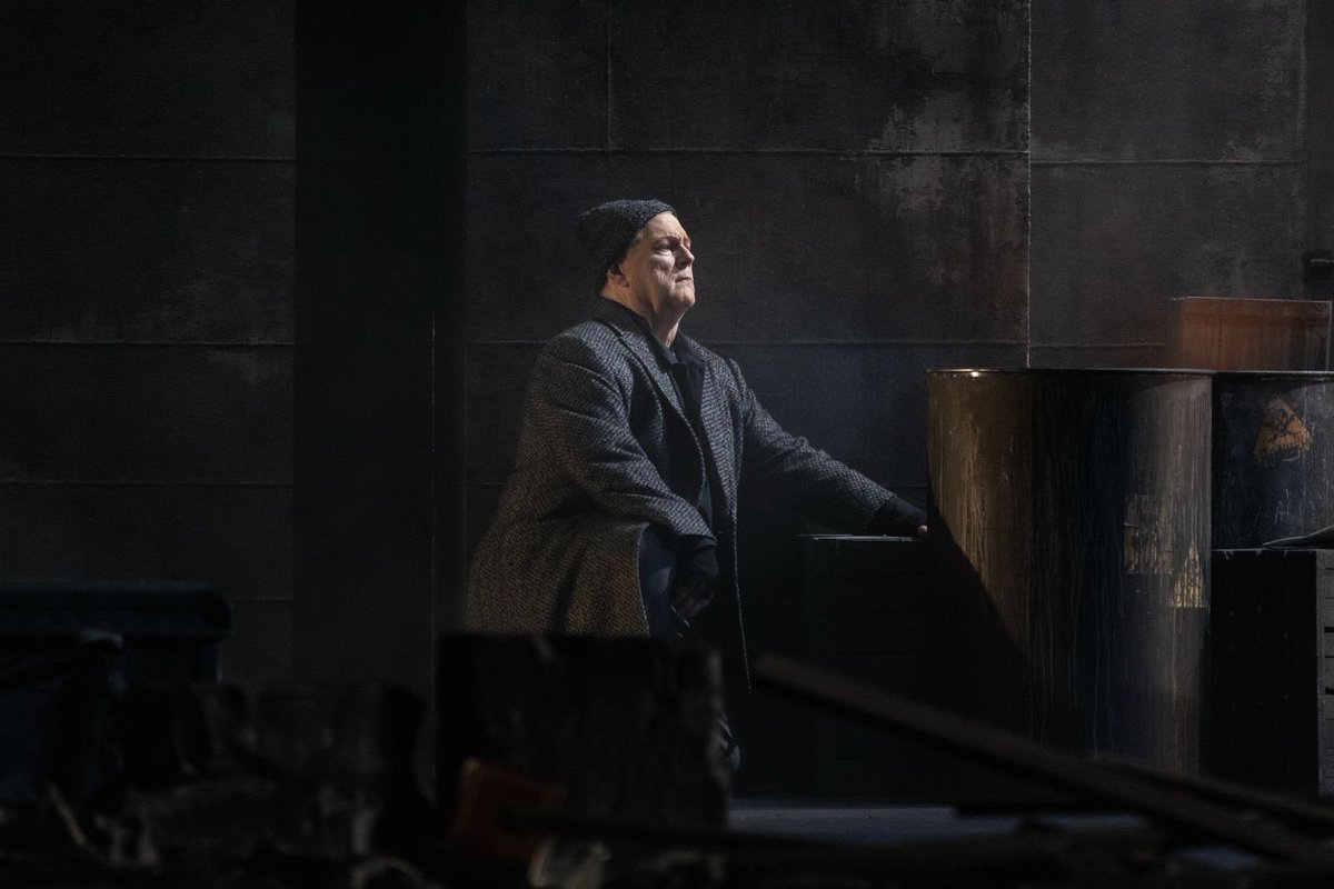 “… it is impossible not to wonder at the greatness of GREGORY KUNDE, seventy-one incredible springs that are forgotten in the face of a test of rare elegance, breath control, safe and well-modulated emission…”

#Kundeperforms
#thistenorneverstops
#gregorykunde
#tenor