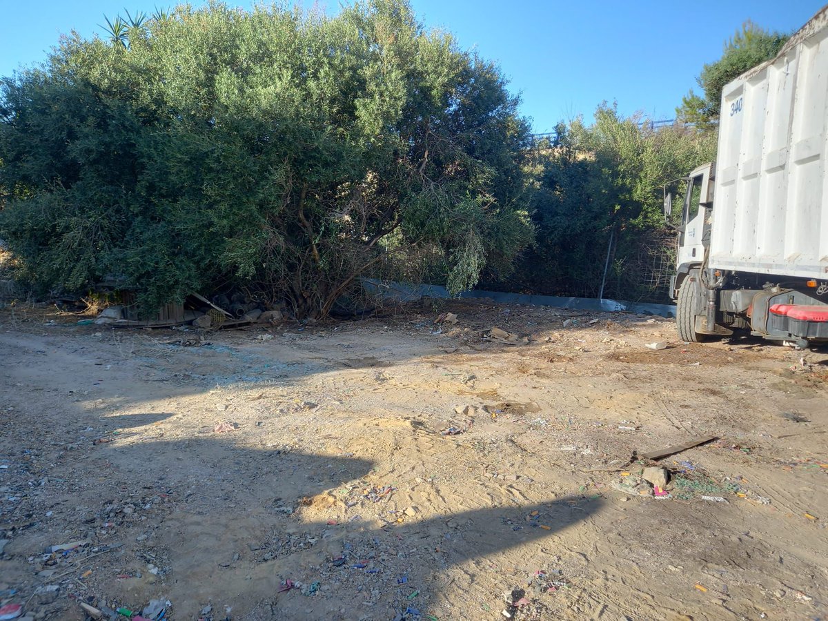 La coordinación entre Torremolinos y Málaga a través de los agentes forestales ha sido esencial para retirar este vertido de residuos ilegal y peligroso en la linde entre los municipios.  La parcela está completamente limpia, seguiremos colaborando para depurar responsabilidades