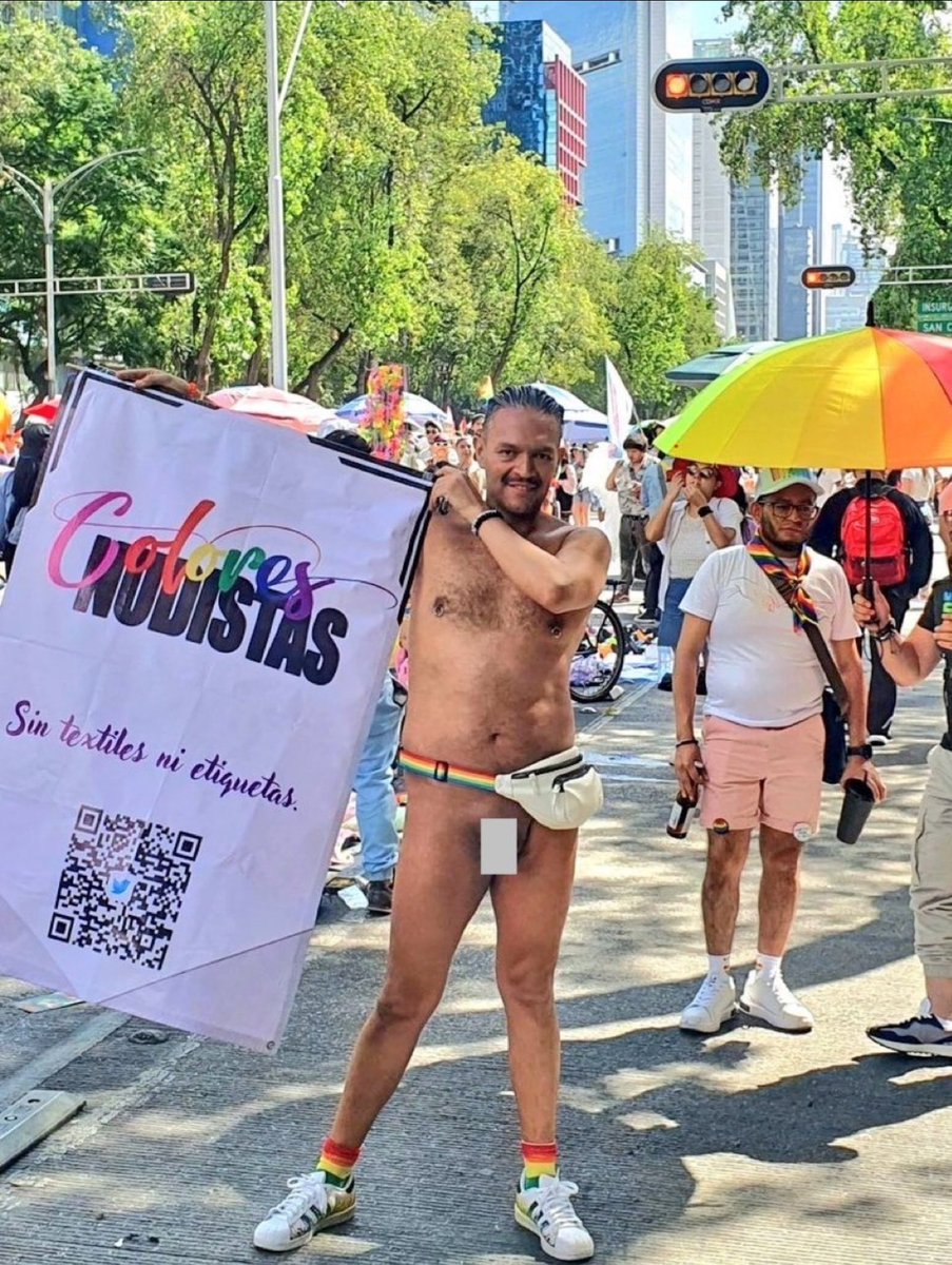 lpazosp's tweet photo. Que alguien me explique donde esta el "Orgullo" de mostrar el pito en via publica. Orgullo es tener un logro académico , profesional o personal, cuidar una familia , ser una persona respetada y honesta, o hacer la diferencia para bien para algo o alguien en el mundo.  Por eso el lobby  LGBT es hoy un movimiento podrido- ve orgullo donde no lo hay, confunde derechos con privilegios, sexualiza a los niños,  borra a la mujer y es tirânico y  censurador. Todo bajo el escudo de la banderita arcoiris, que engaña, manipula y chantajea a muchos pendej0s.
