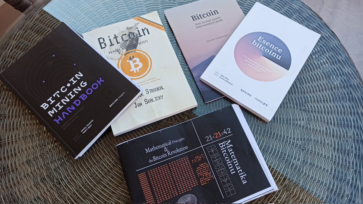 AgamaPoint's tweet photo. Přesunul jsem se na Kefalonii (řecký ostrov na dohled od Zakynthosu)
Je tu teplota stejná jako v Praze, jenom moře, lepší vzduch a super přímořská strava.

Pracuju na Matematice Bitcoinu - náročné, a tak jsem si pokreslil i tričko. Bude o takovy merch někdo stát? 
#BitcoinMath https://t.co/ojXLEJciLa