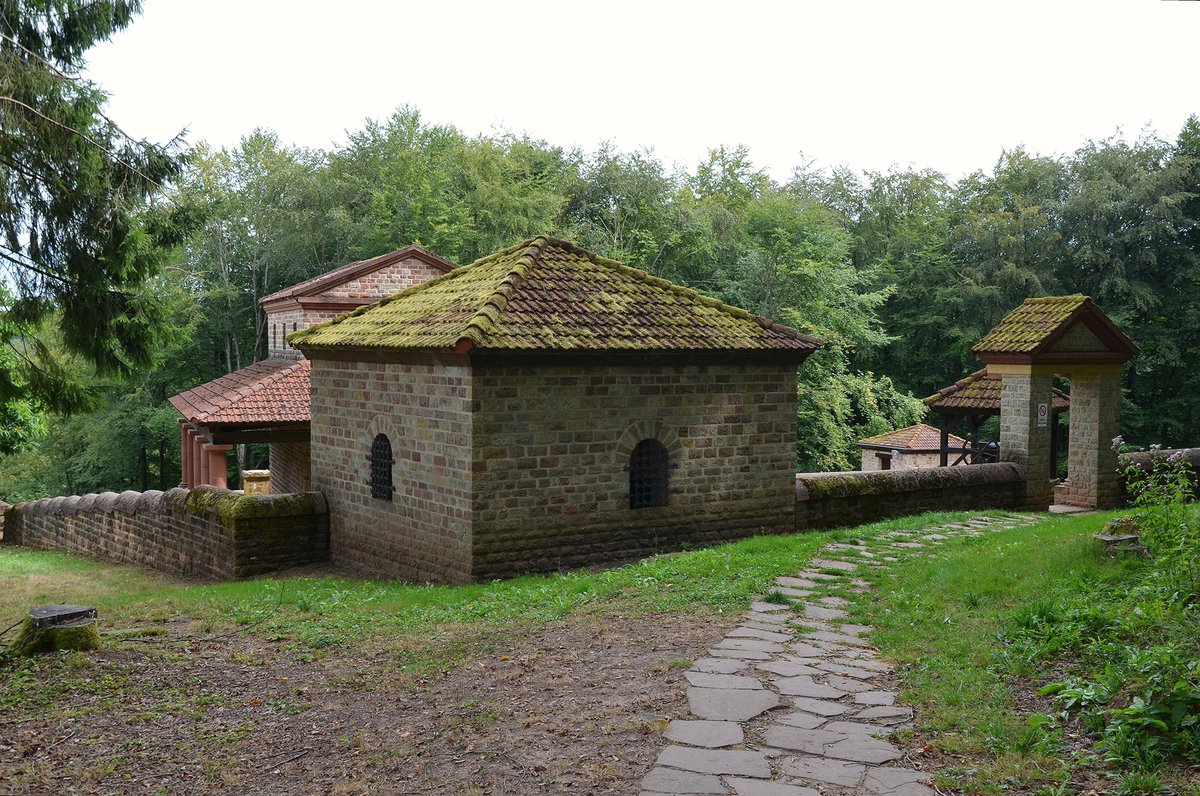 #RomanSiteSaturday - The Tawern Temple Complex, a reconstructed Gallo-Roman sanctuary near Trier in Germany. The sanctuary, dedicated to Mercury, was built in the 1st century AD above the road connecting Divodurum (Metz) and Augusta Treverorum (Trier) and remained in use until
