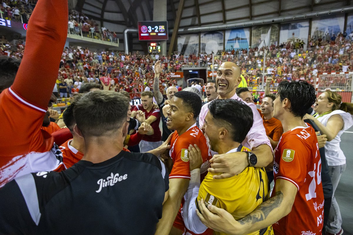 🏆CAMPEONES DE LIGA 24-25🥇.
Ponemos punto final a una temporada histórica.
Un grupo humano admirable, que ha sabido adaptarse a la situación en cada momento y poder sacar la mejor versión de cada uno de ellos para el bien del equipo.
AFICIÓN, GRACIAS POR CREER EN NOSOTROS ❤️🤍.