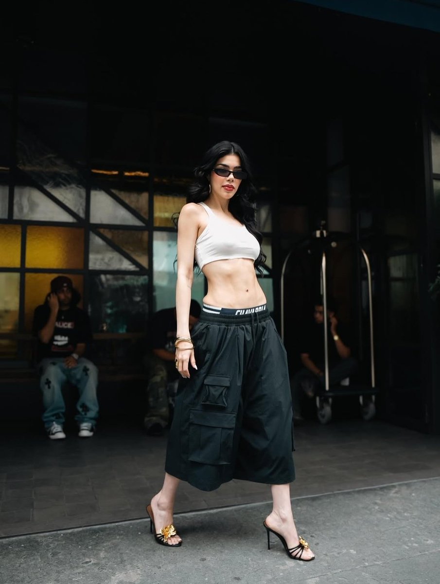 Kenia OS posteando hoy para la Semana de la moda en París 2025 🇨🇵👑🇲🇽🎶🎵