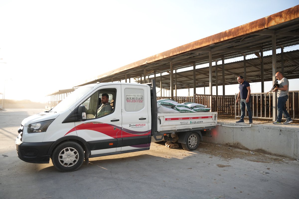 Yangın bölgesinden tahliye edilen hayvanlarımız, Akhisar’daki hayvan pazarına ulaştırıldı.

Belediyemiz, Manisa Büyükşehir Belediyemiz ve Salihli Özlem Yem Fabrikası iş birliğiyle yem desteğimizi sağladık.Tüm imkânlarımızla sahada olmaya devam ediyoruz.