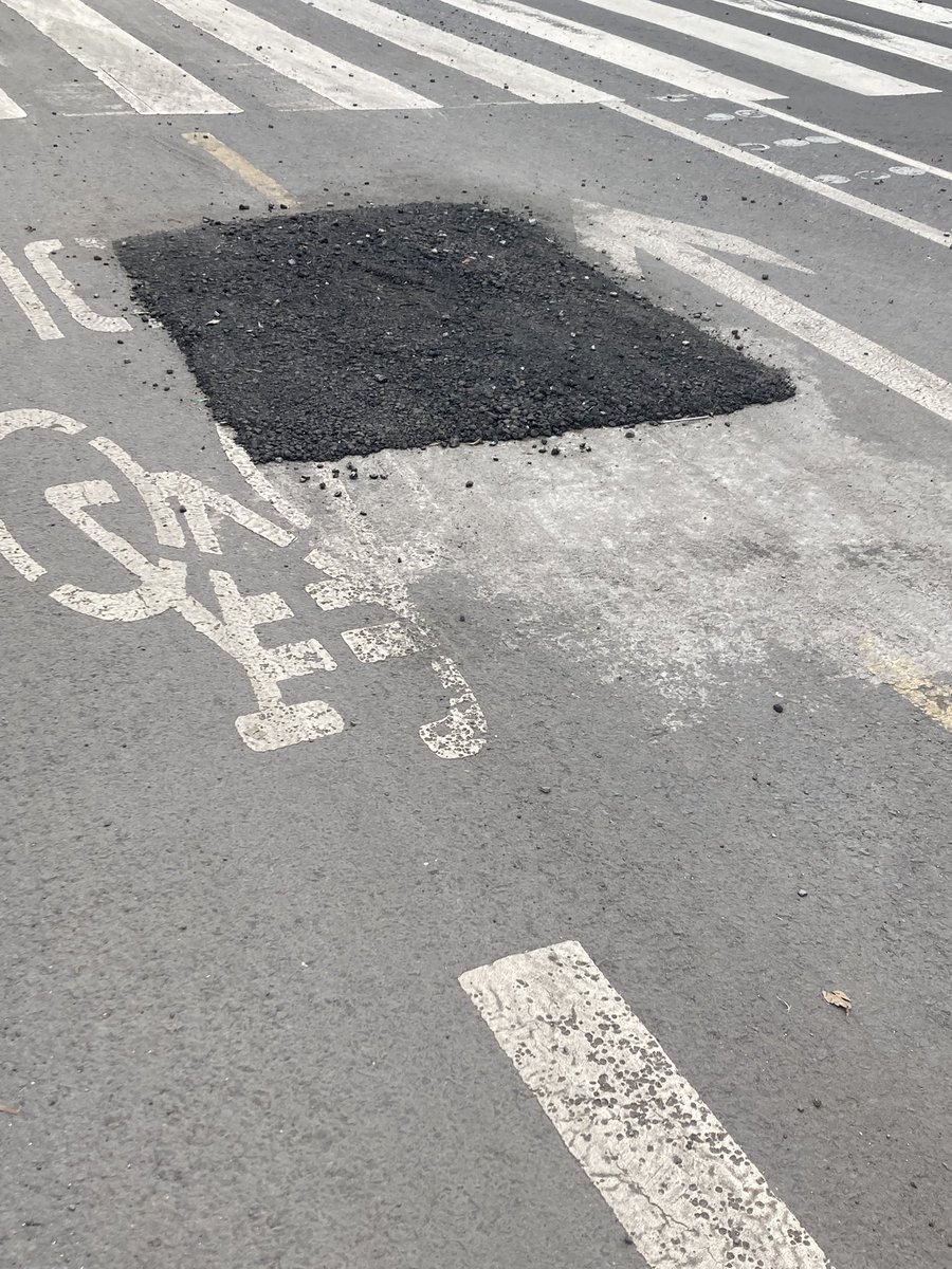 Ar2d2Luna's tweet photo. Hola buenos días, olvidaron colocar el poste para la salvaguarda de ciclistas, @SOBSECDMX @LaSEMOVI @072AvialCDMX @Alc_Iztapalapa @locatel_mx ¿Podrían colocar el poste? Por favor. 🙏 En #CicloviaEje5Sur Leyes de Reforma esq. Periférico Ote. Canal de San Juan. https://t.co/R1IeOh0scm