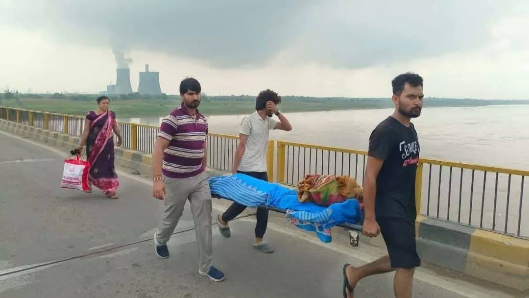 omjivhp's tweet photo. नियम कानून सिर्फ आम जनता के लिए होते विधायक जी के लिए कोई नियम कानून नहीं है.?
एक तरफ आम आदमी की एंबुलेंस नहीं निकलने दी तो मृतक की लाश को उसके परिजन स्ट्रेचर पर लेकर पैदल पुल पार कर रहे हैं एक तरफ विधायक जी गाड़ी उसी पुल में फर्राटे भर रही है 
हमीरपुर जिले का सर शर्म से झुक गया https://t.co/sZyIQq6zZU