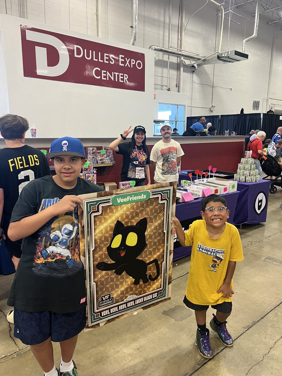 cityapez's tweet image. Let’s Goo!!!! @veefriends López Family In the Building At @DullesExpoCtr in Chantilly, VA @Topps @garyvee 
#veefriends  #garyvee